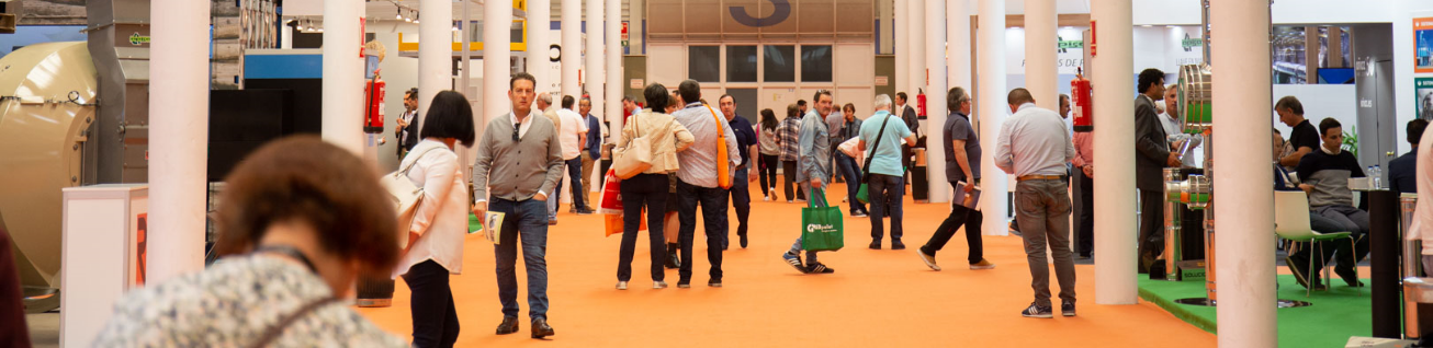 Visitantes en la feria